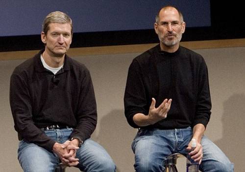 Тим Кук вместе со Стивом Джобсом. За время своей работы в Apple Кук постоянно помогал Джобсу и был одним из его близких сторонников