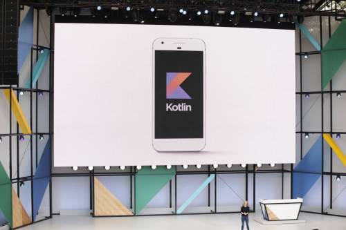 Впервые официальная поддержка Kotlin в IDE Android Studio появилась в 2017 году